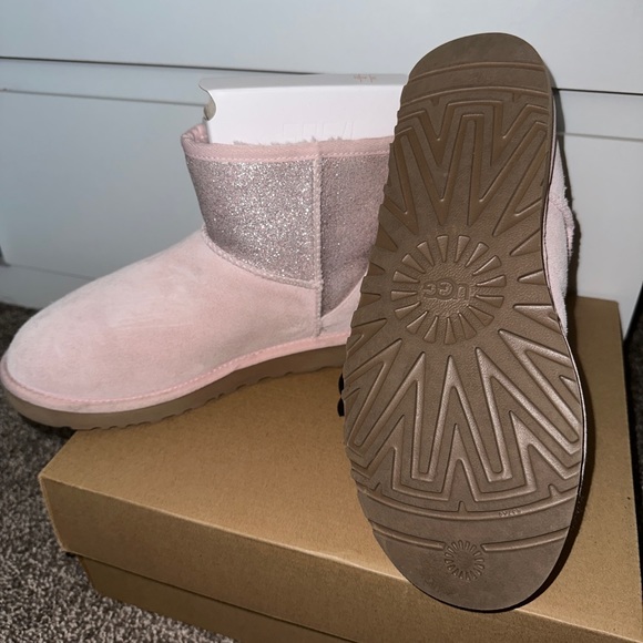 UGG minis - Picture 3 of 4